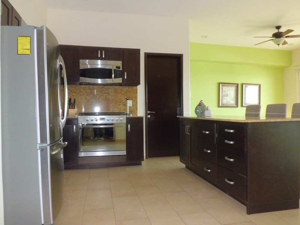 Family Condo, 2 Bedrooms, Marina View photo 2