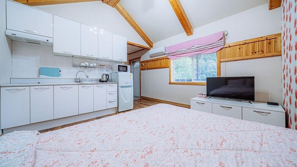 Room (Pink Sage) photo 3