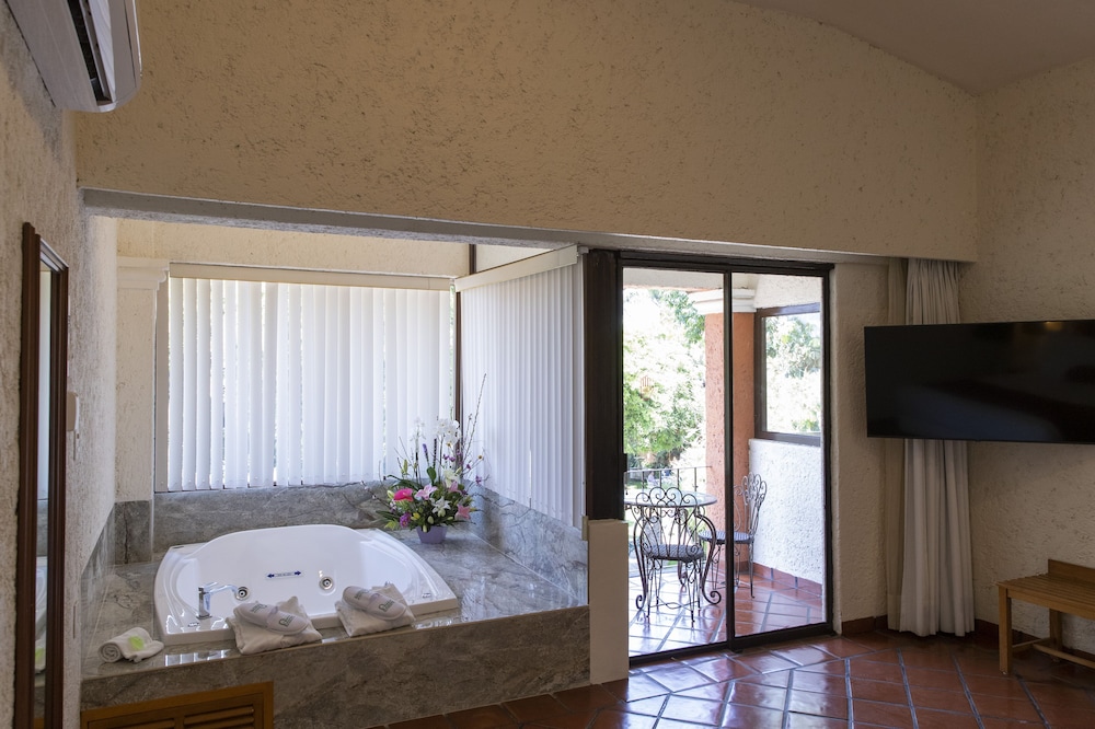 Terrace Suite, King bed and Jacuzzi - Photo 4