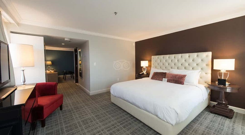 Junior Suite, 1 King Bed, Accessible, Bathtub (Mob/HR) - Photo 3