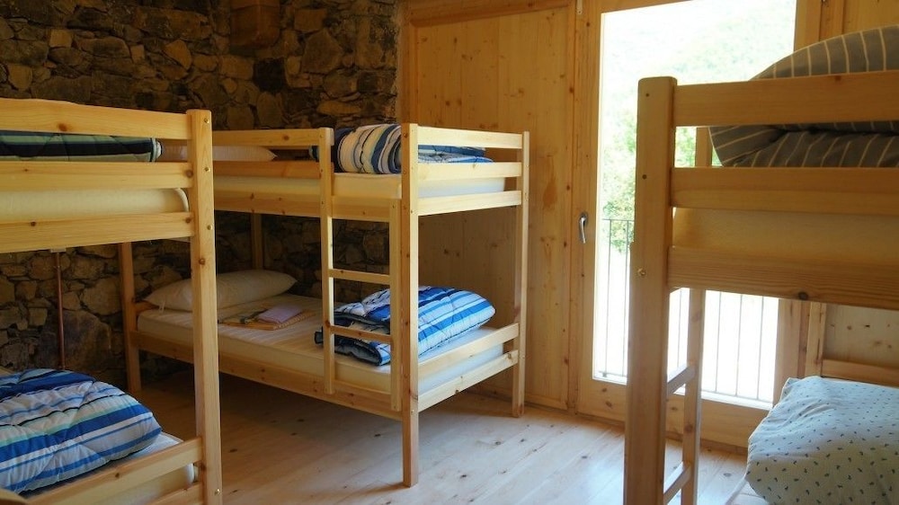 Dormitorio compartido, Dormitorio mixto, Baño compartido (1 cama en un dormitorio de 8 camas)