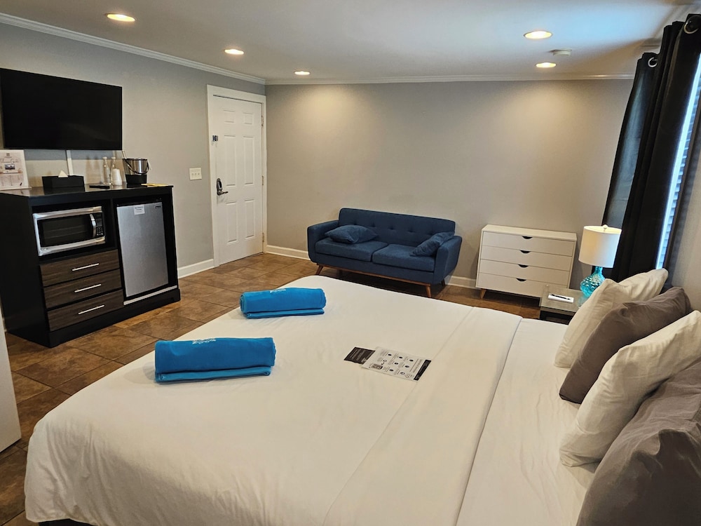 Room 32 - Standard - King Bed - Adults Only 21+