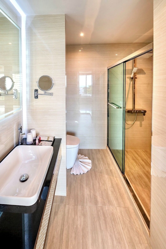 Grand Royal Suite with Jacuzzi - Photo 5