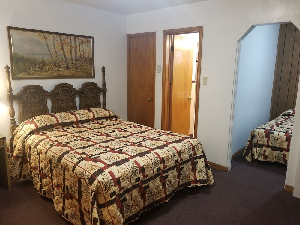 Standard Room, Multiple Beds, Non Smoking (Standard Queen/Full) photo 1