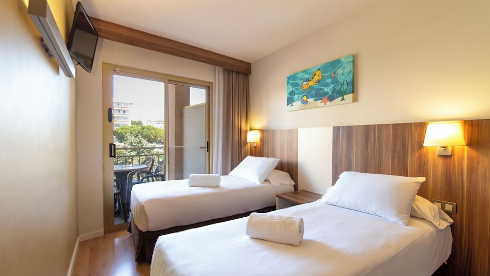 Family Suite, Pool View (3 Adults+1 Children) photo 2