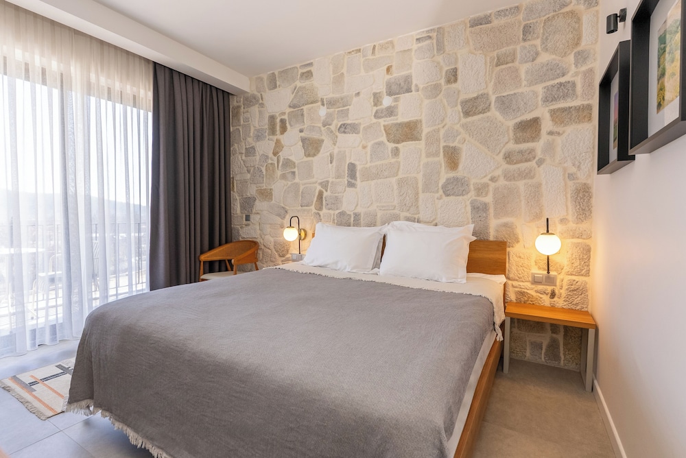 Standard Double or Twin Room, Balcony, Lake View photo 1