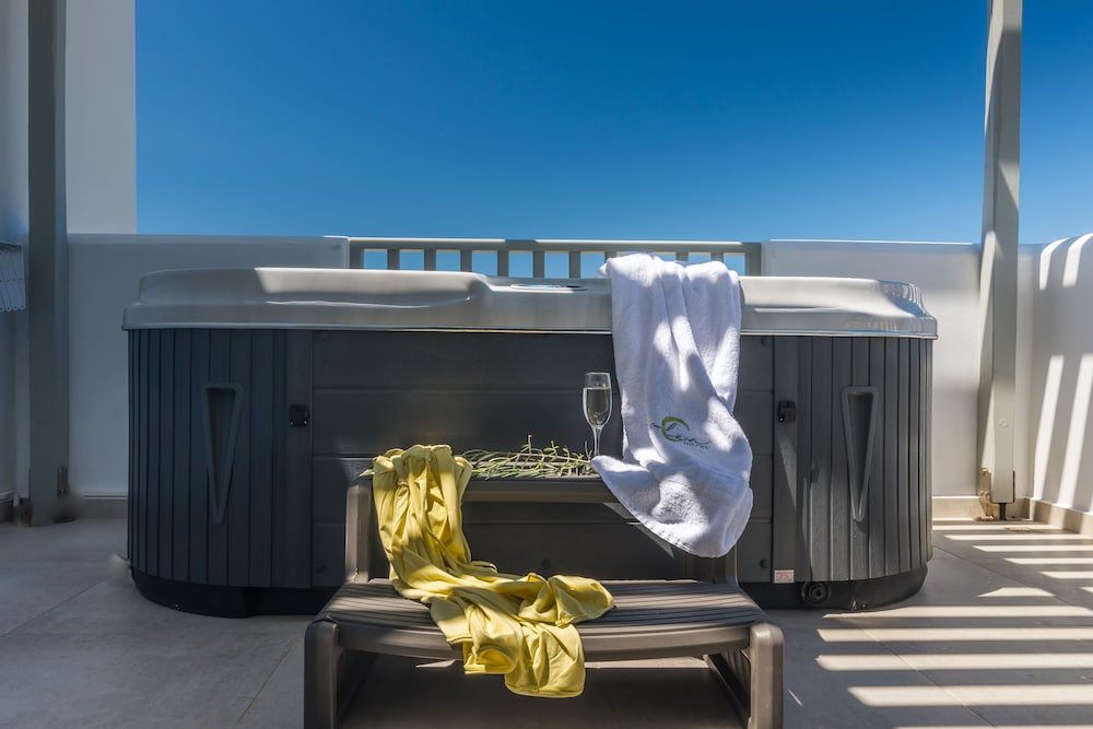 Deluxe Double Room, Jetted Tub, Sea Facing photo 2