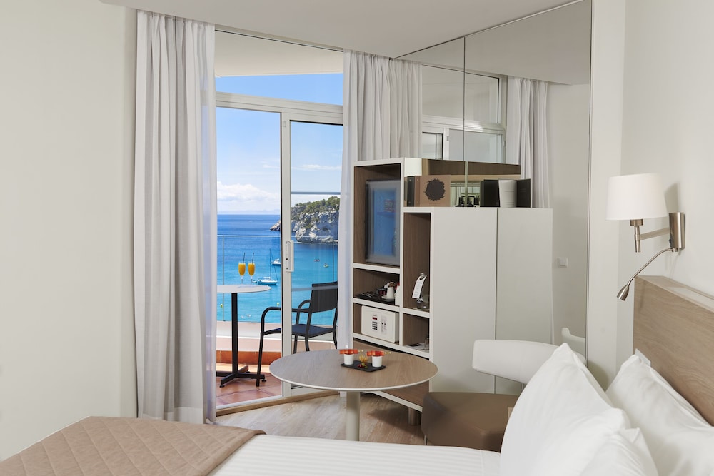 Premium Room (Cala Galdana View) thumbnail 5