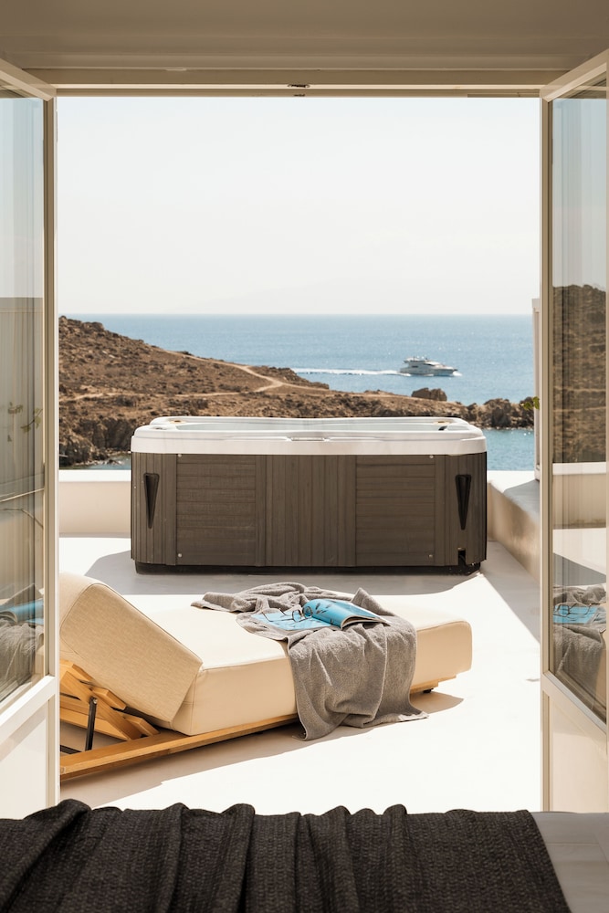 Signature Sea View Jacuzzi Villa - Photo 17