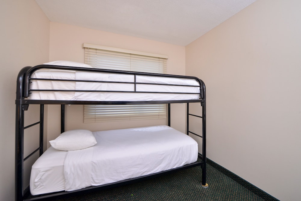 Deluxe Cabin, 3 Bedrooms, Kitchen, Partial Lake View