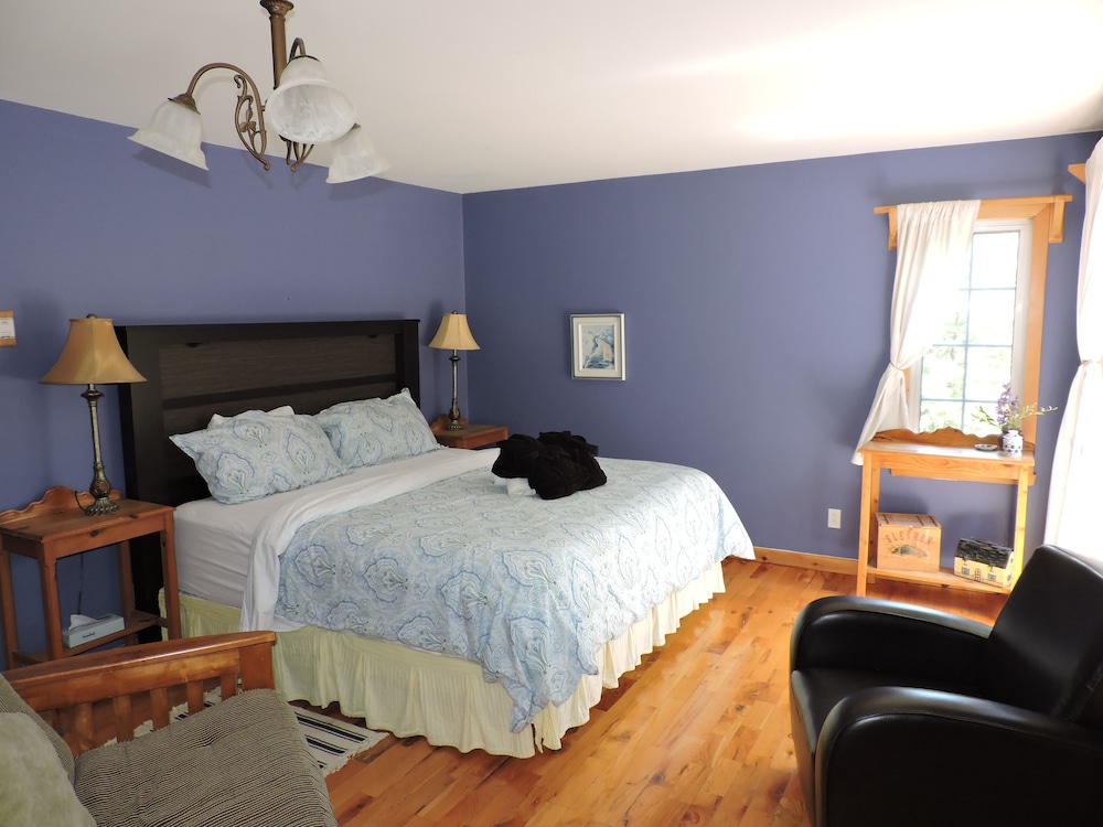 Suite, 1 King Bed, Jetted Tub, River View