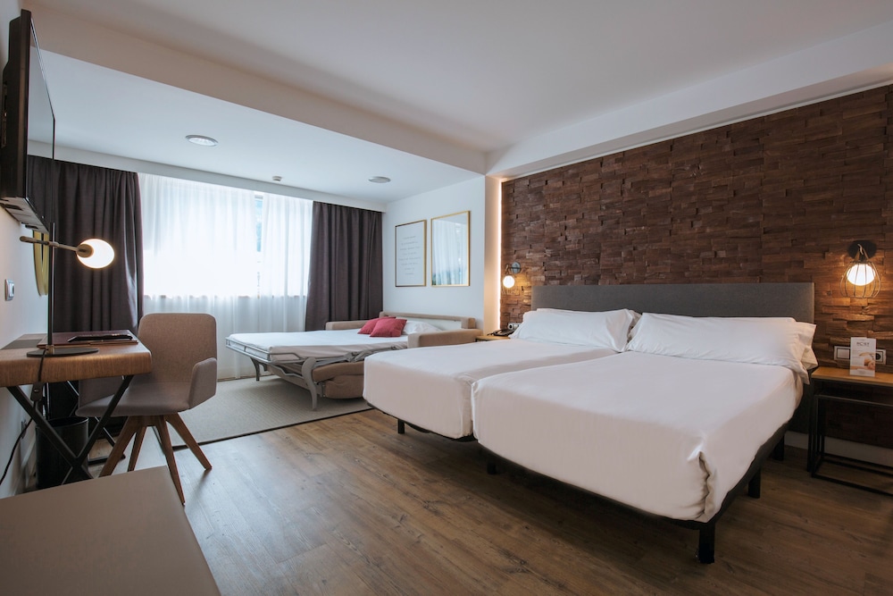 Deluxe Double or Twin Room, City View (2 adults + 1 child) photo 2