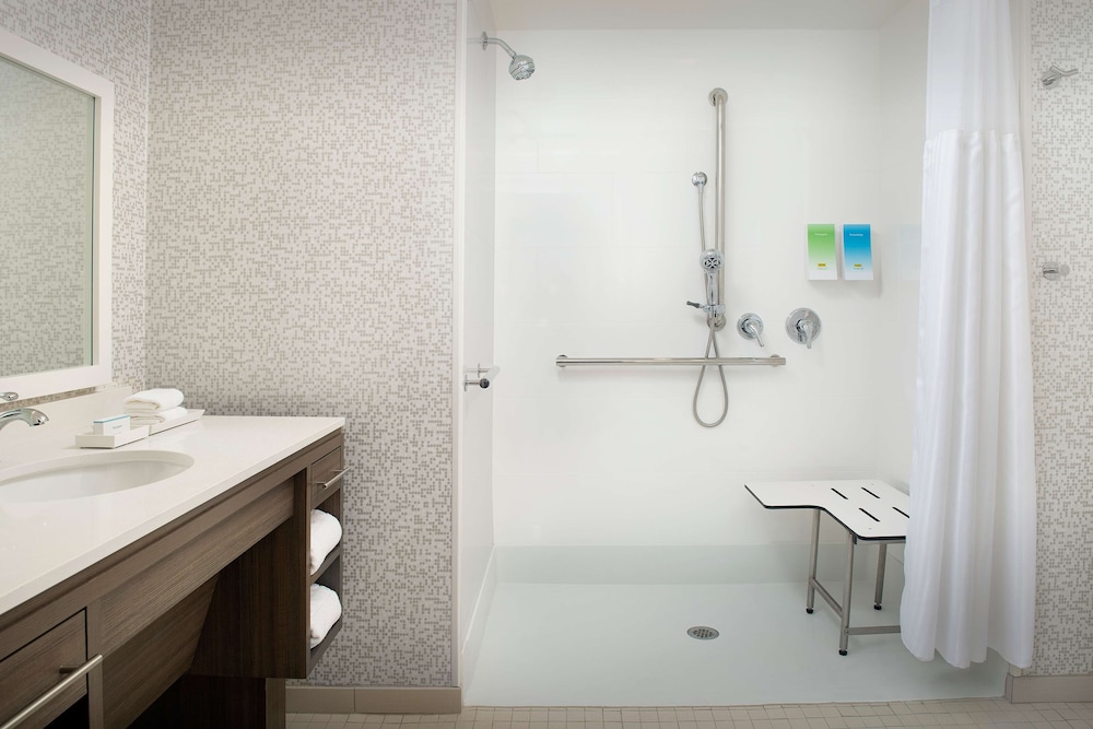 Studio, 1 Queen Bed, Accessible, Non Smoking (Roll-In Shower) thumbnail 6