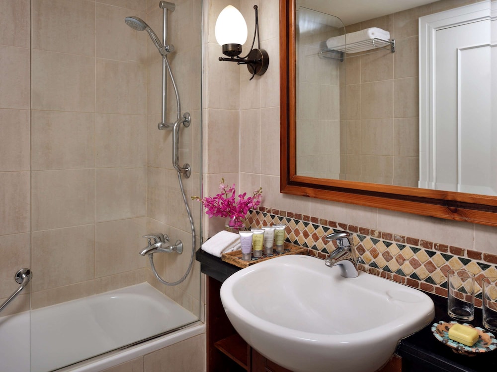 Executive Suite, City View - Photo 6