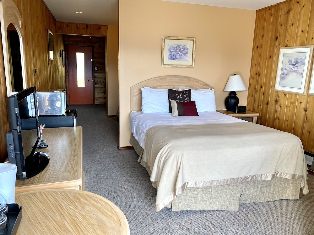 Second Floor, 2 Queen Beds, Mountain View (No Pets) photo 3