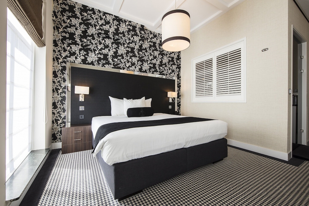 Deluxe Room, 1 Queen Bed, Canal View photo 2