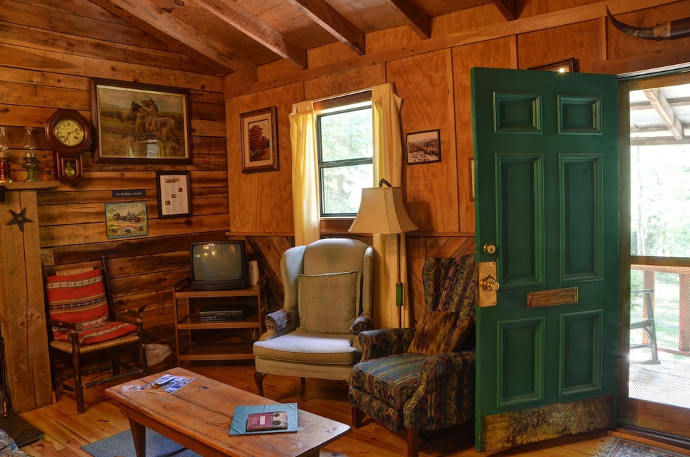 Comfort Cabin, 2 Bedrooms, Jetted Tub (Panther Creek Lodge) photo 2