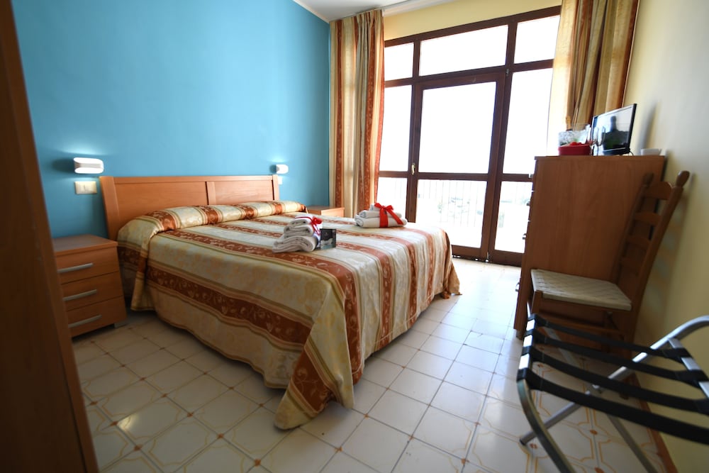 CAMERA TRIPLA ECONOMY VISTA MARE photo 1