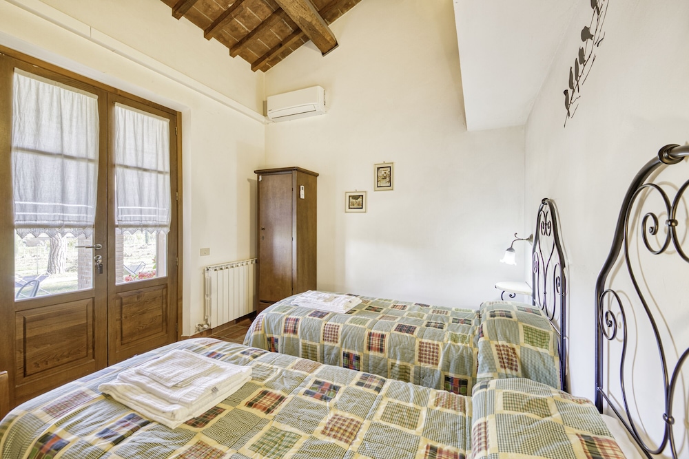 Family Apartment, 2 Bedrooms, Mountainside (Olive apt with shared pool)