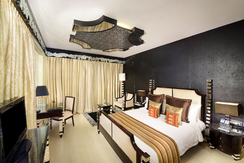 Zuri Junior Suite with King Size Bed (two ways Airport transfers included) - Photo 1