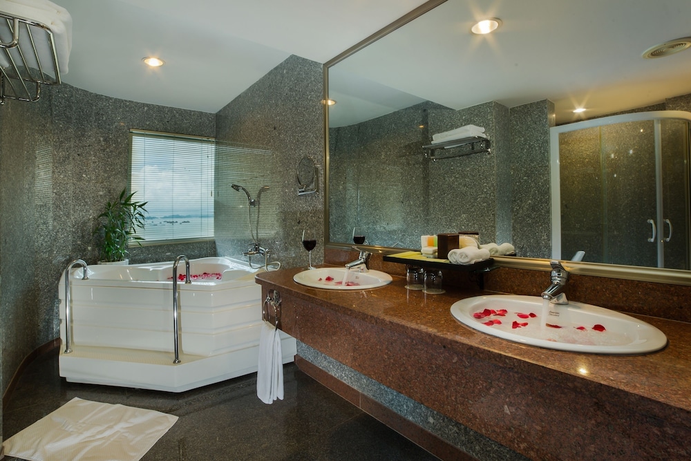 Junior Suite with Sea View, 1 King Bed photo 3