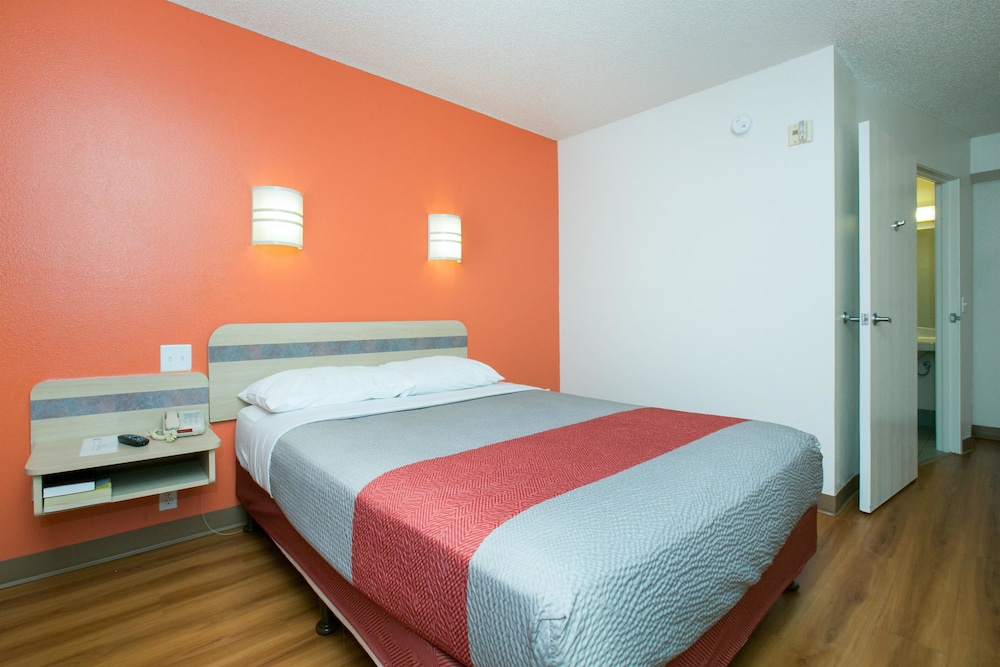 Deluxe Room, 1 Queen Bed, Non Smoking photo 3