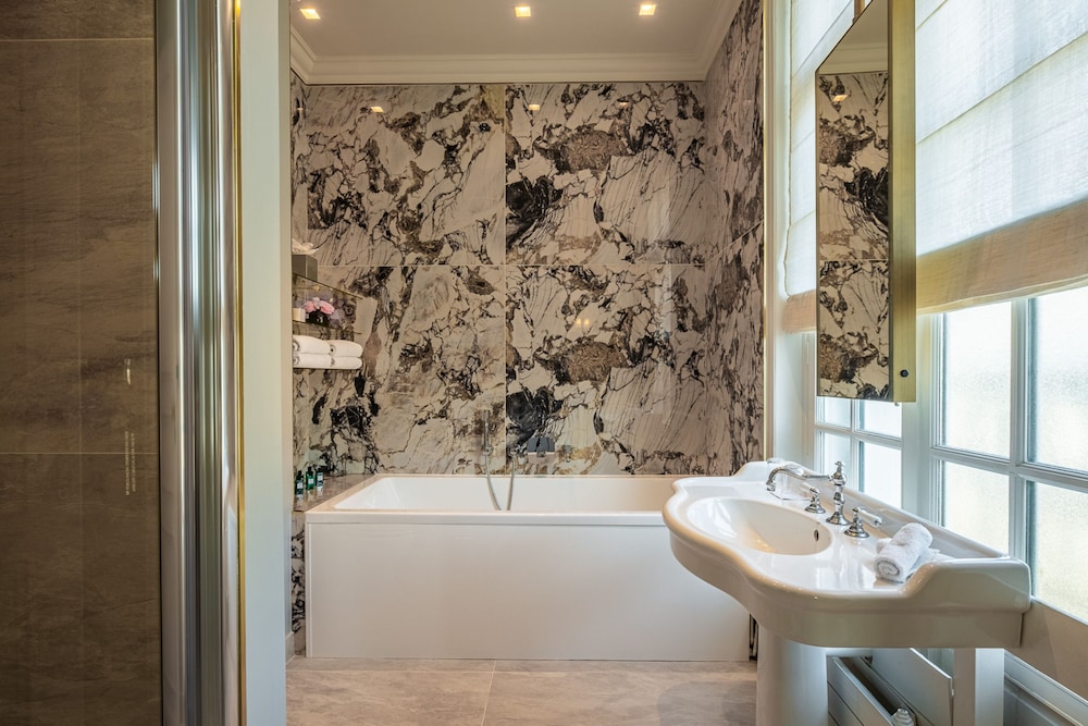 Signature Suite - Photo 8