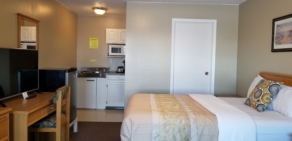 Kitchenette Standard Room, 1 Queen Bed photo 1