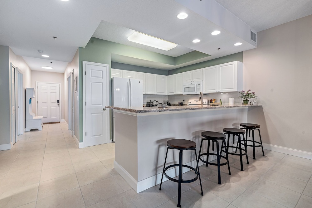 Sunny 3BR Condo Steps to Beach Pool NSB FL, 사진 46
