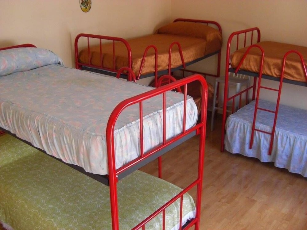 Room names translation:

- Dormitorio compartido
- Dormitorio mixto (1 cama en un dormitorio compartido de 6 camas)