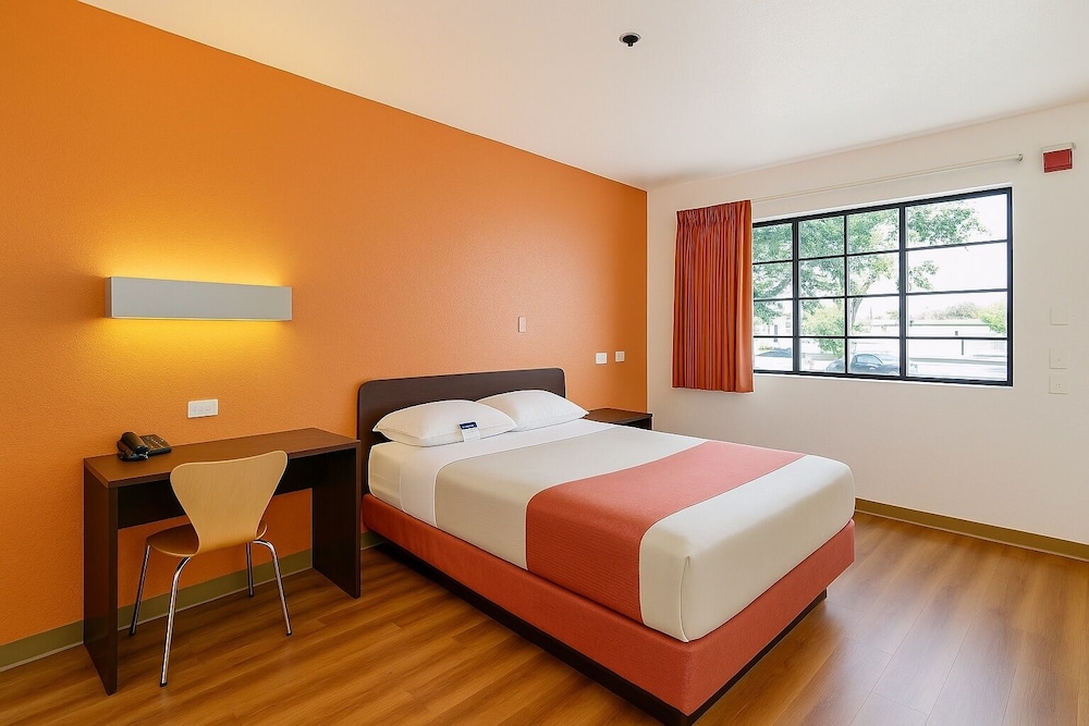 Premium Room, 1 Queen Bed, Non Smoking, Refrigerator