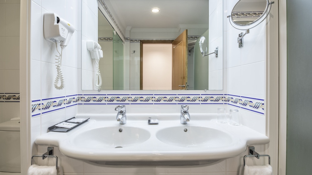 Double Room, Partial Sea View (1 Adult + 2 Children) photo 2