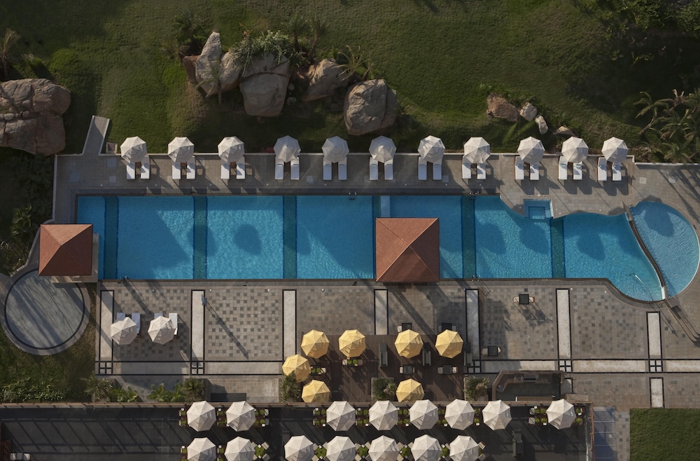 Room, 1 King Bed, Pool View - Photo 3