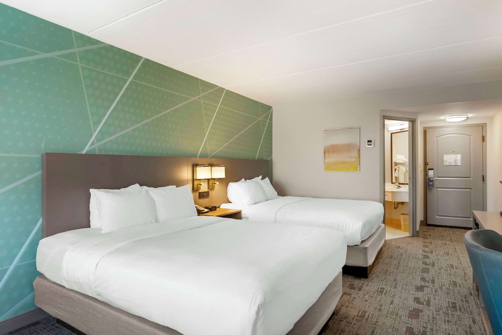 Suite, Multiple Beds, Non Smoking (2 Queens, Sofa Bed) - Photo 3