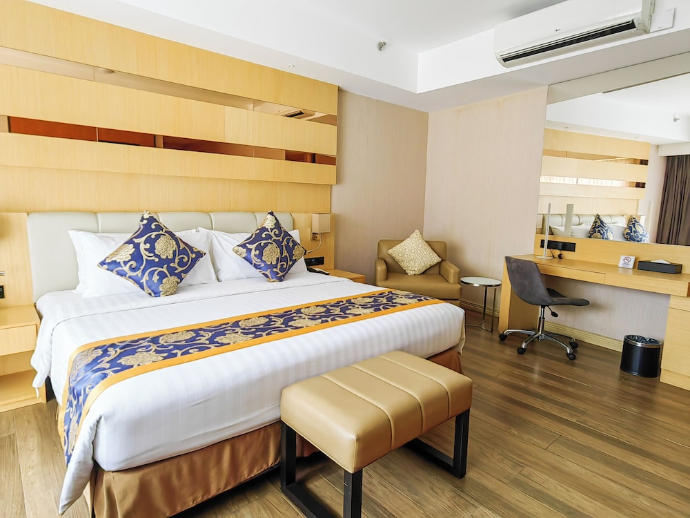 Superior Suite, 1 King Bed, Non Smoking - Photo 3