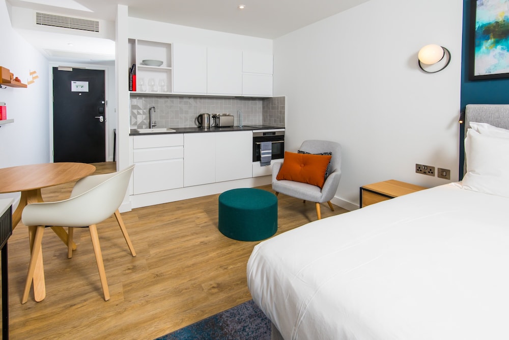 Studio Suite, 1 King Bed, Kitchen - Photo 8