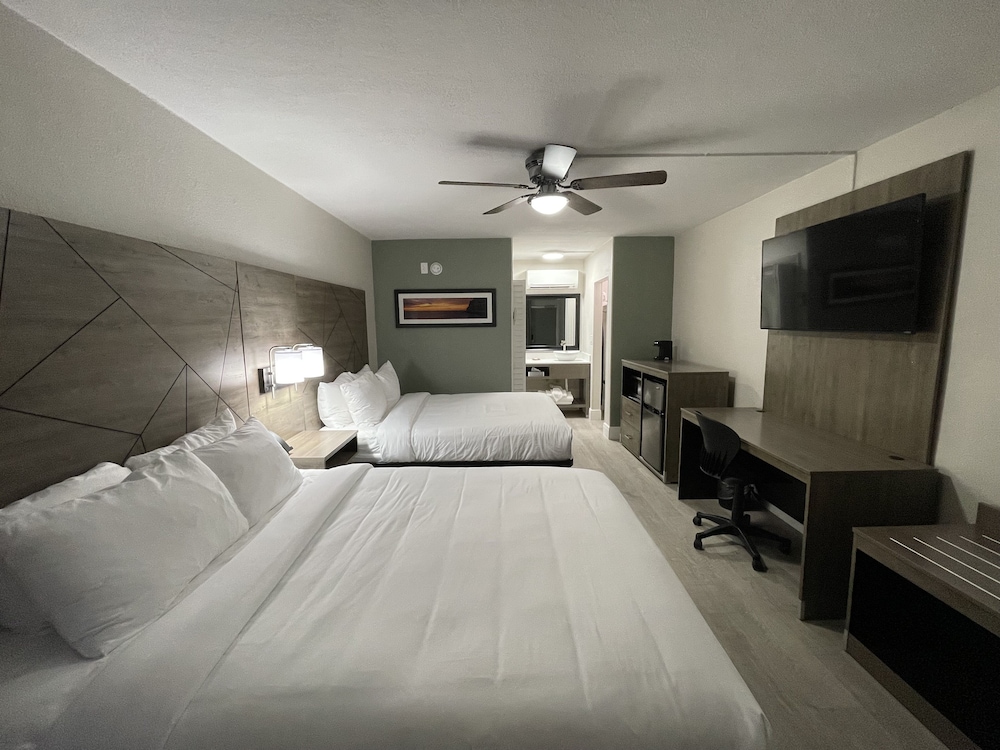 Standard Room, 2 Queen Beds, Non Smoking - Photo 4