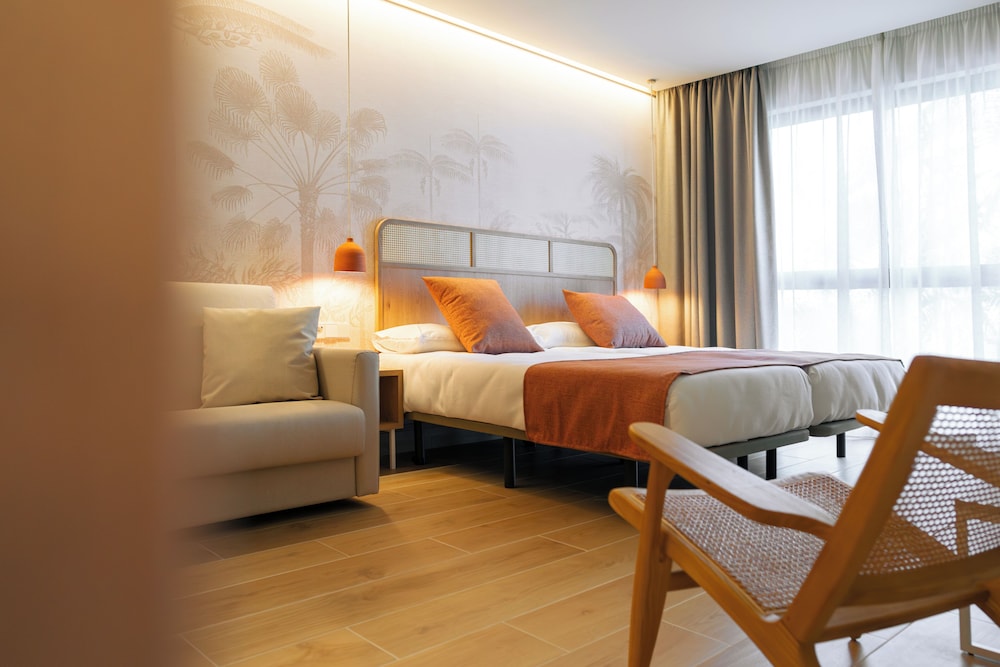Deluxe Room (1 adult + 1 child) photo 2
