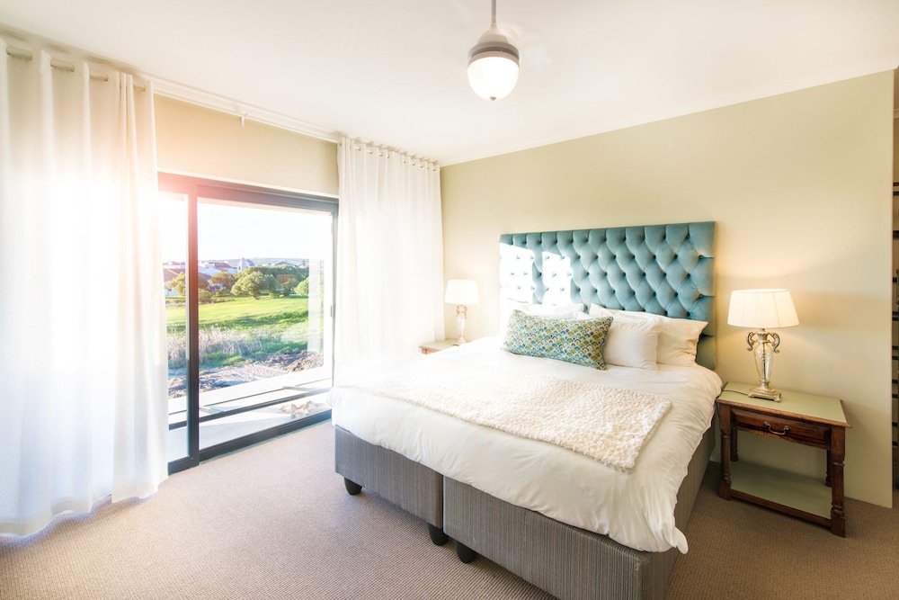 Luxury Double or Twin Room, 1 King Bed, Balcony, Partial Ocean View