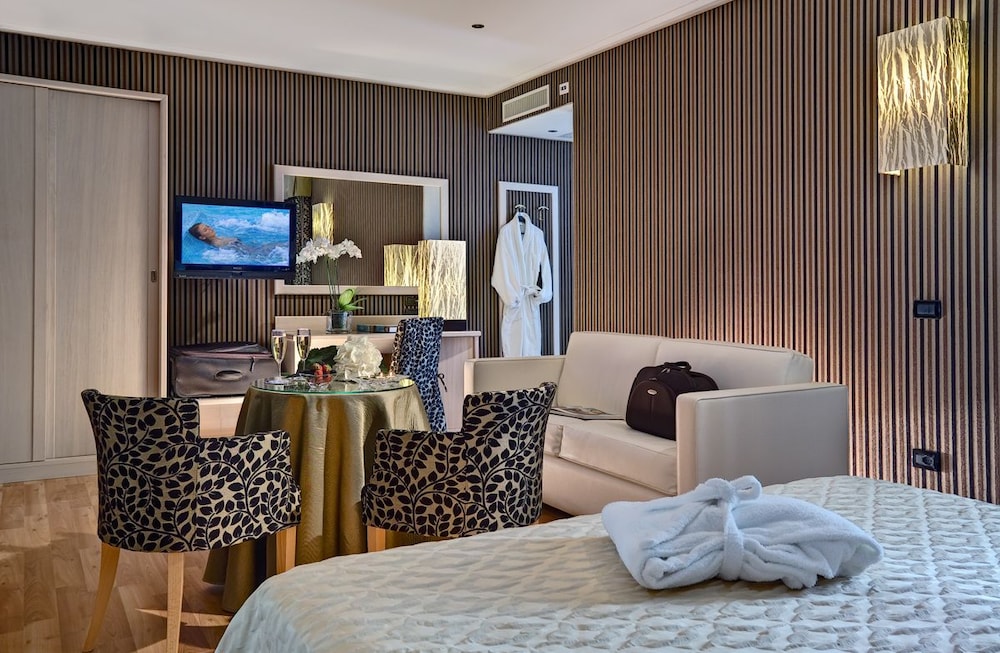 Deluxe Double or Twin Room - Photo 3