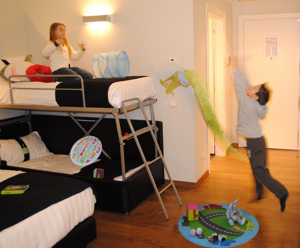 Standard Room, Multiple Beds - Photo 3