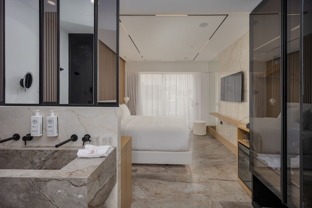 Deluxe Double Room Pool Front thumbnail 5