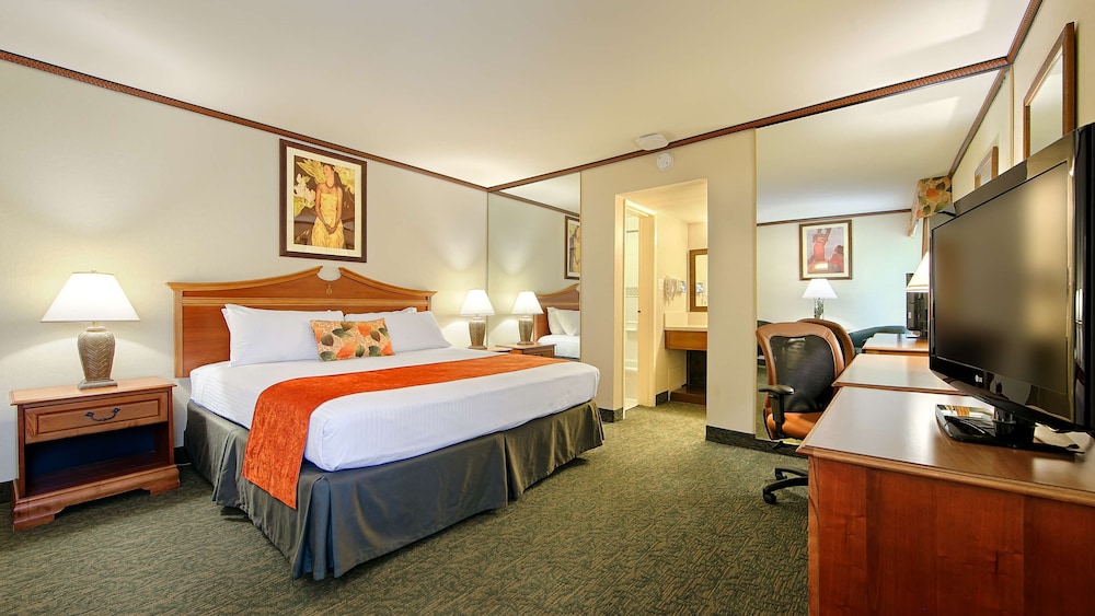 Suite, 1 King Bed, Non Smoking, Refrigerator & Microwave (with Sofabed) - Photo 2