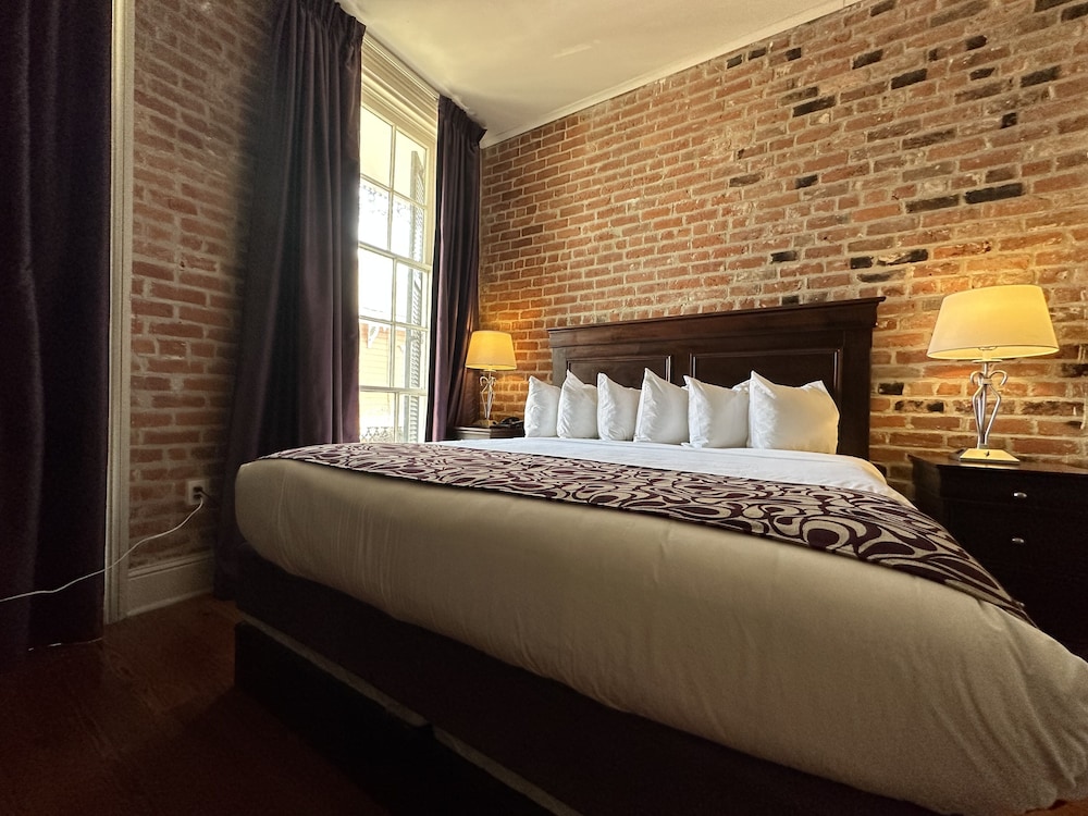 Deluxe Room, 1 King Bed - Photo 3