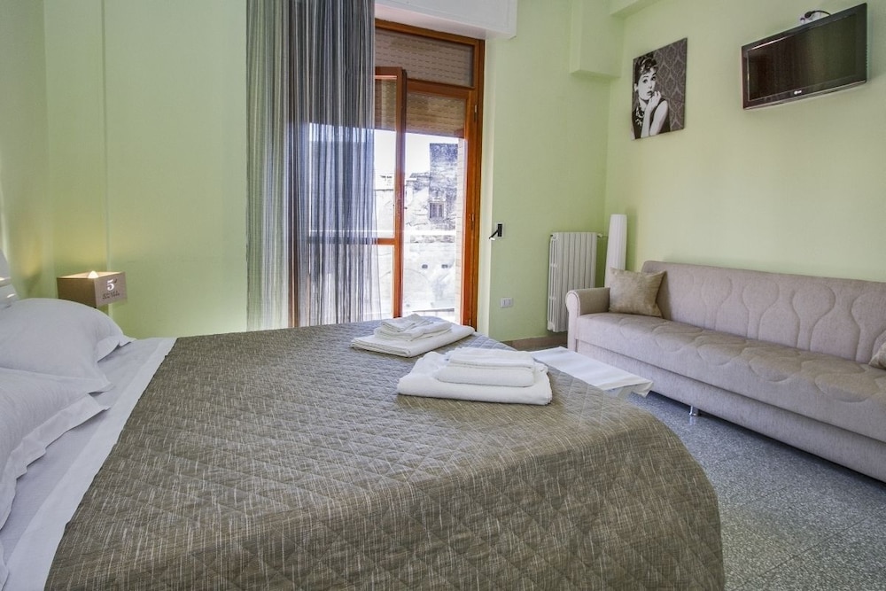 Economy Apartment, Kitchen