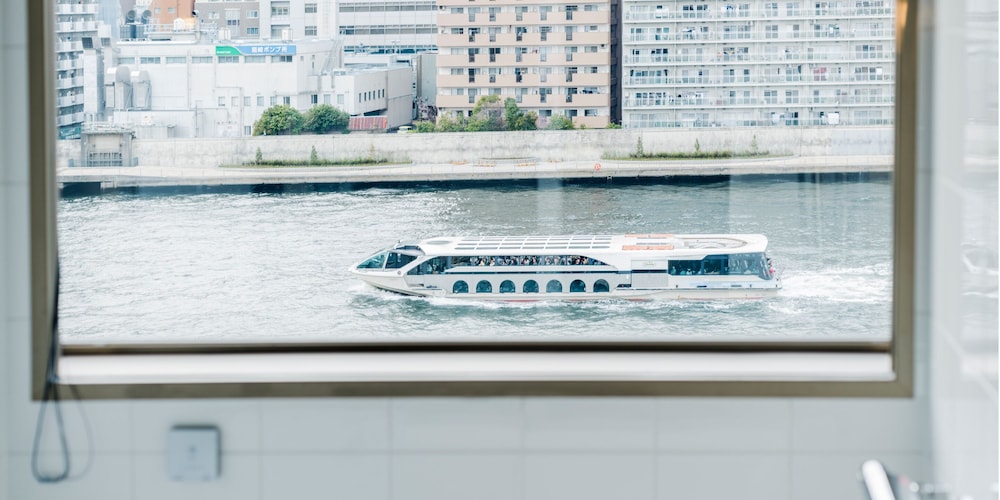 Standard Queen with River View photo 3