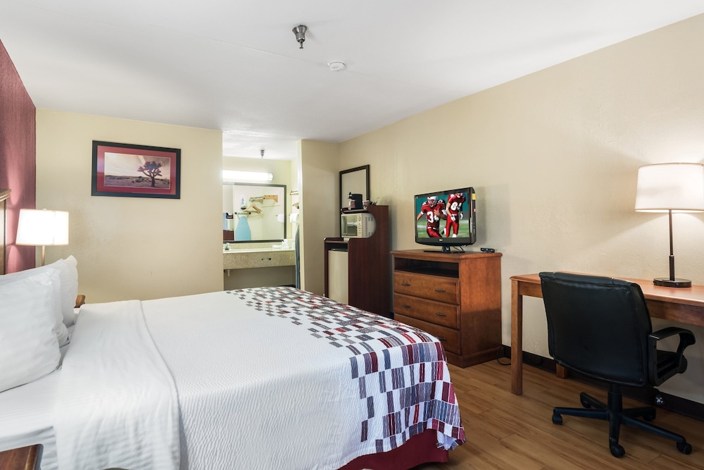Superior Room, 1 King Bed, Smoking - Photo 5