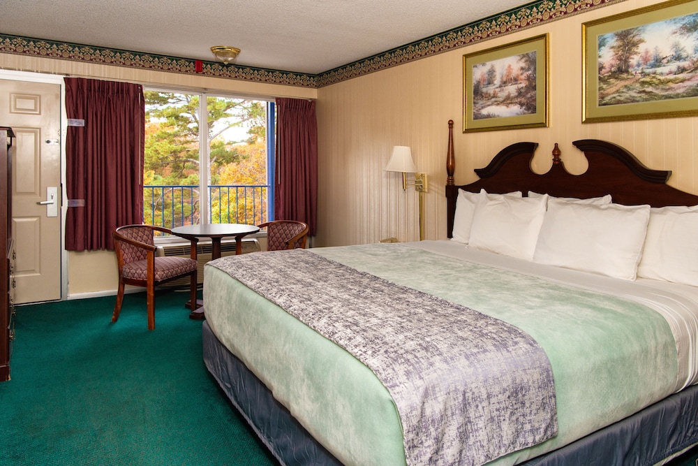 Deluxe Room, 1 King Bed photo 1