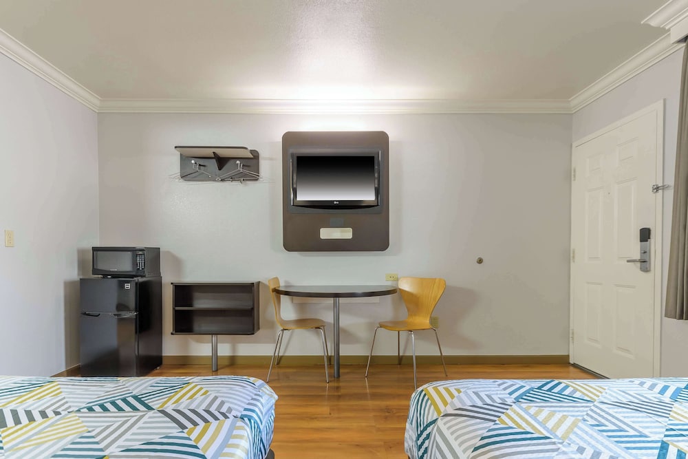 Standard Room, 2 Double Beds, Smoking, Refrigerator & Microwave photo 3