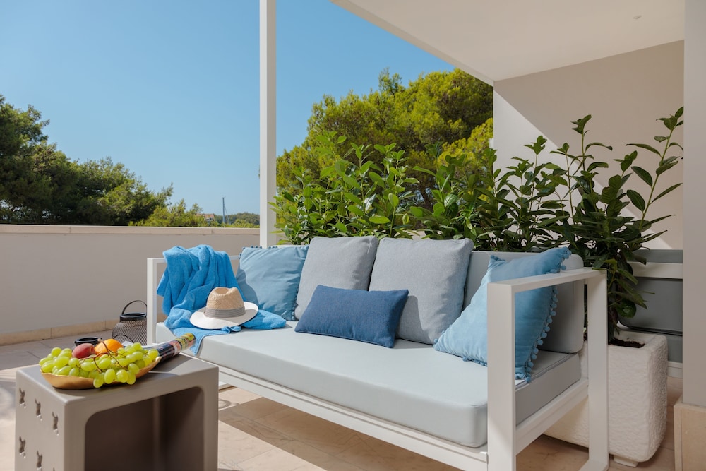 Luxury Suite, 1 Bedroom, Balcony, Sea View photo 3